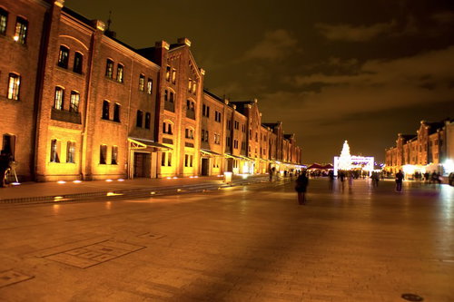 冬のイベントでライトアップされた横浜赤レンガ倉庫の夜景