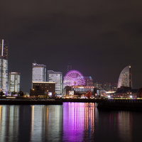 みなとみらいの高層ビルが光る冬のタワーズミライトの夜景の写真