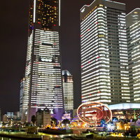 夜空に浮かぶ横浜ランドマークタワーの光る窓の夜景の写真