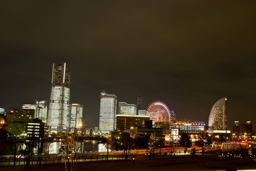 みなとみらいの全館点灯で高層ビルが一斉に光るタワーズミライトの夜景