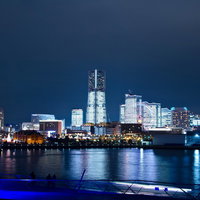 大桟橋から見渡すみなとみらいの高層ビルの夜景パノラマの写真