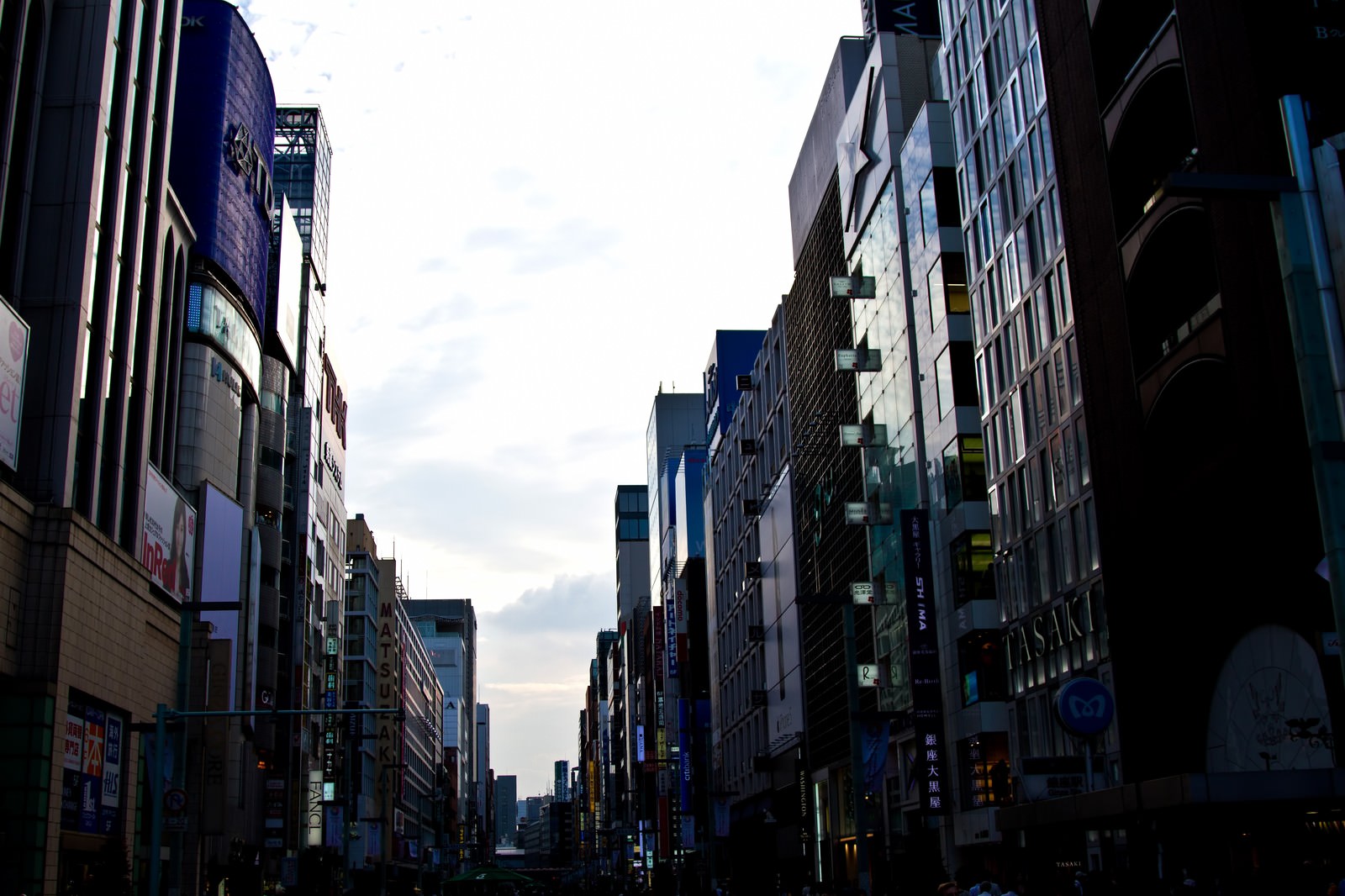 ネオンが灯り始める夕方の銀座