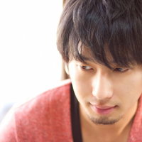 さわやかな笑顔で正面を向くイケメンの男性のポートレートの写真
