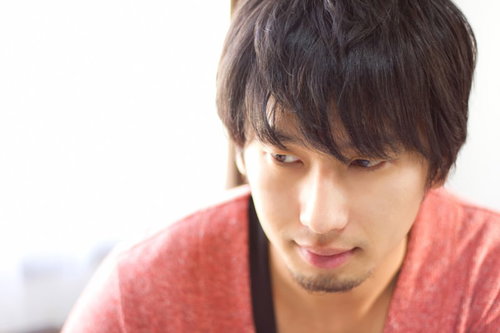 さわやかな笑顔で正面を向くイケメンの男性のポートレート