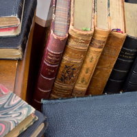 ページに書き込みや折り目がある使い込まれた古い洋書の写真