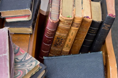 ページに書き込みや折り目がある使い込まれた古い洋書