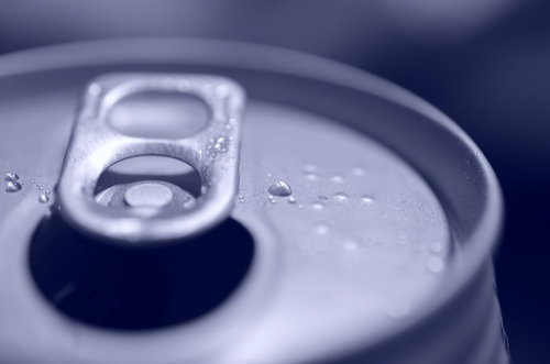 缶の上部にあるアルミのプルトップの接写