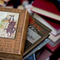 積み重なって乱雑に置かれた古い洋書の山の写真