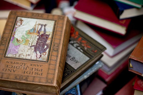 積み重なって乱雑に置かれた古い洋書の山