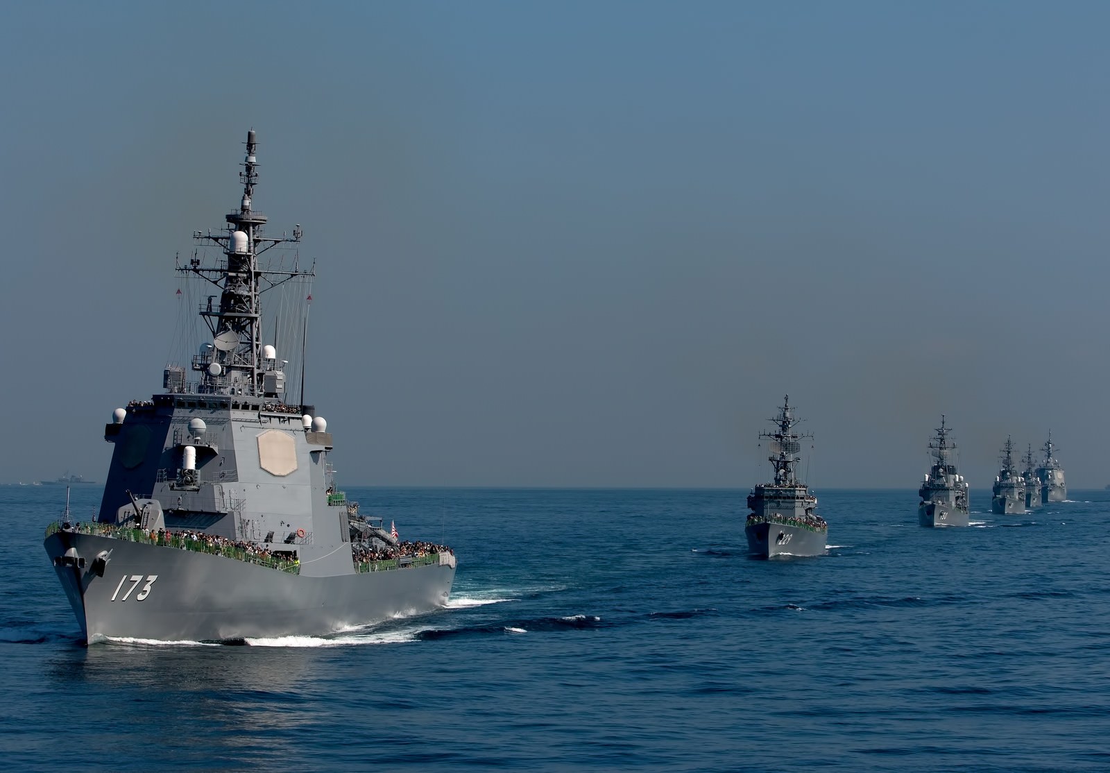 観閲式で一列に航行するイージス艦と護衛艦