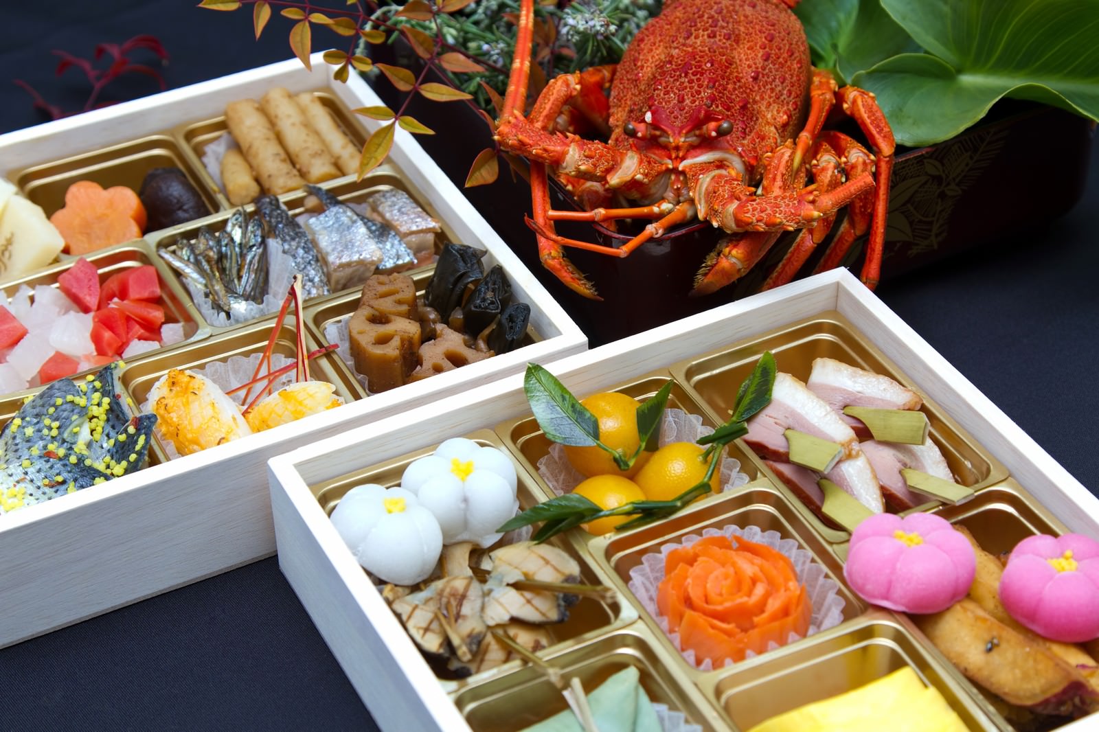 伊勢海老が飾られたおせち料理