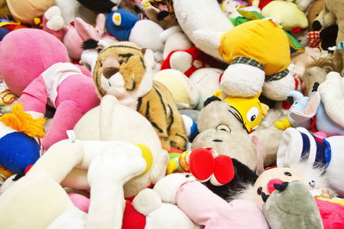 山積みにされ破棄された色とりどりのぬいぐるみ