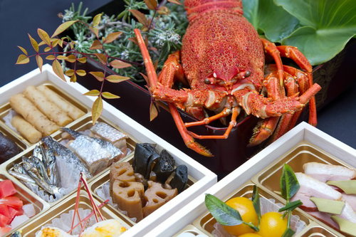 伊勢海老がひときわ目立つお正月のおせち料理の豪華な盛り付け