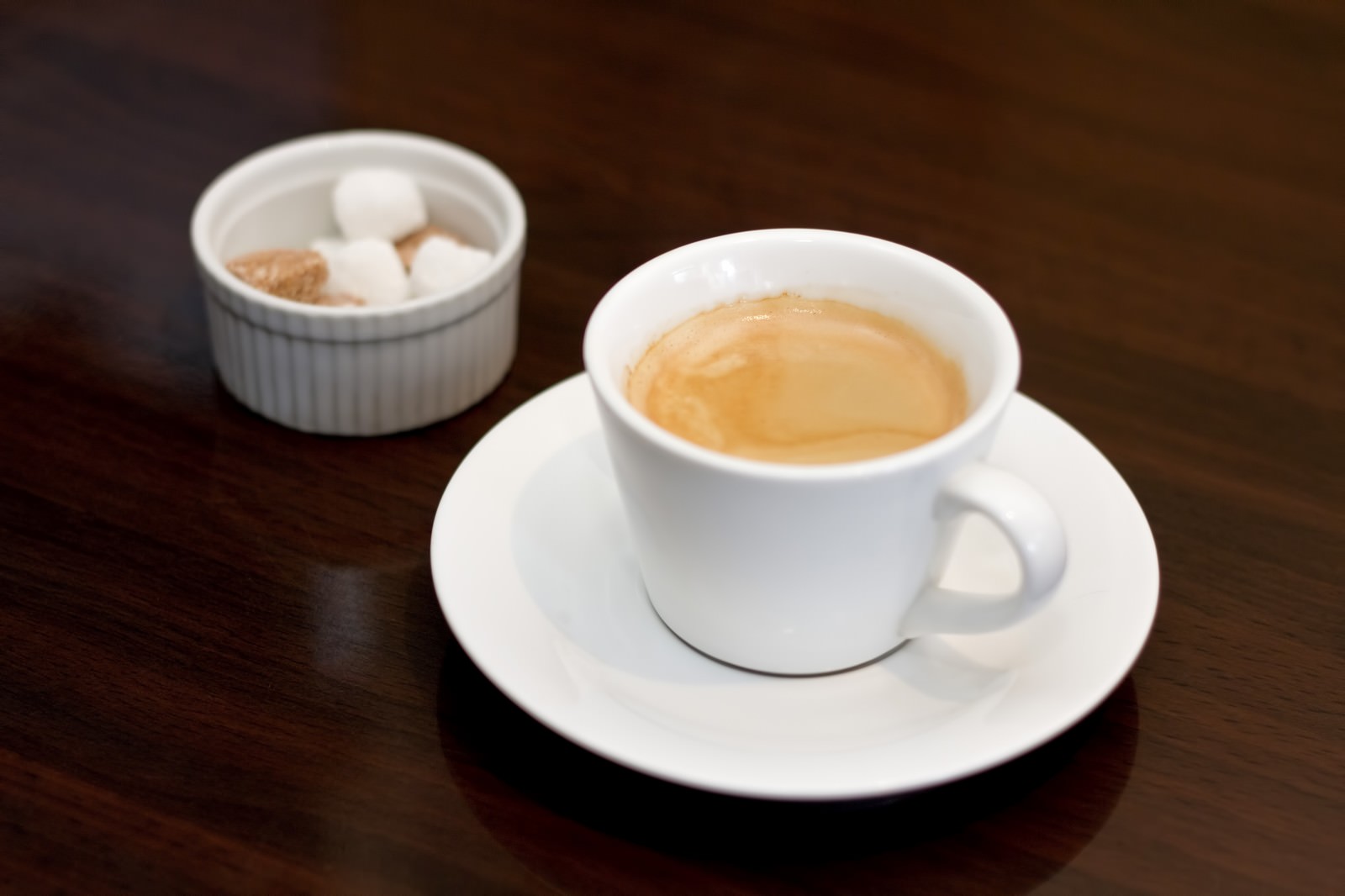 角砂糖が添えられたコーヒーカップ