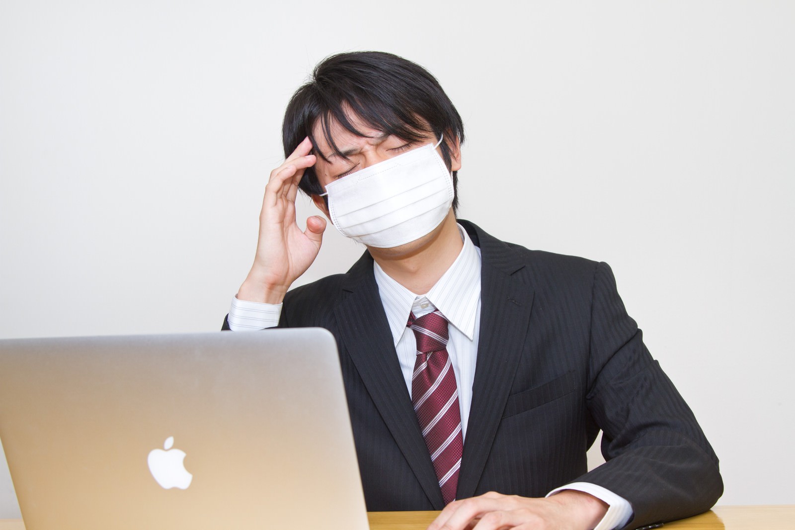 マスクで残業するサラリーマン［モデル：Tsuyoshi.］