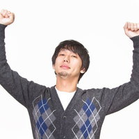 「コロンビア！」と両腕を高々と上げて叫ぶポーズの男性の写真
