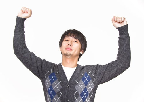 「コロンビア！」と両腕を高々と上げて叫ぶポーズの男性