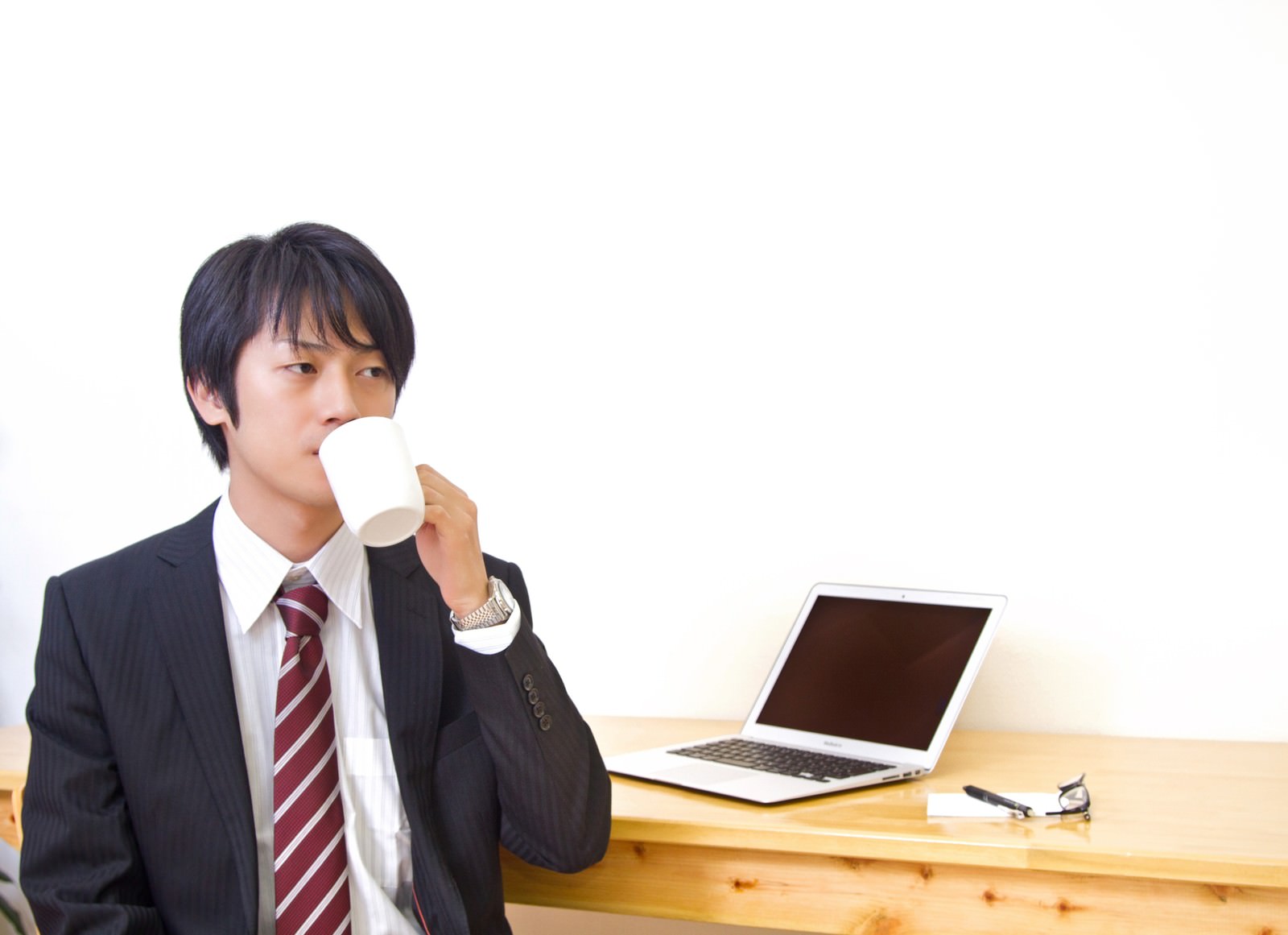 デスクでコーヒー休憩のデザイナー［モデル：Tsuyoshi.］