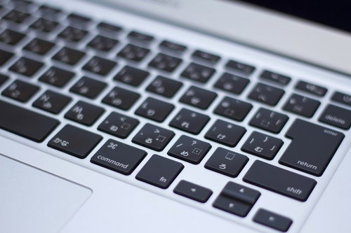 アルファベットのキーが整然と並ぶノートパソコンのキーボード面