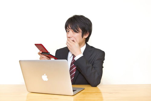 仕事中にデスクでこっそりゲームをして上司に見つかった男性