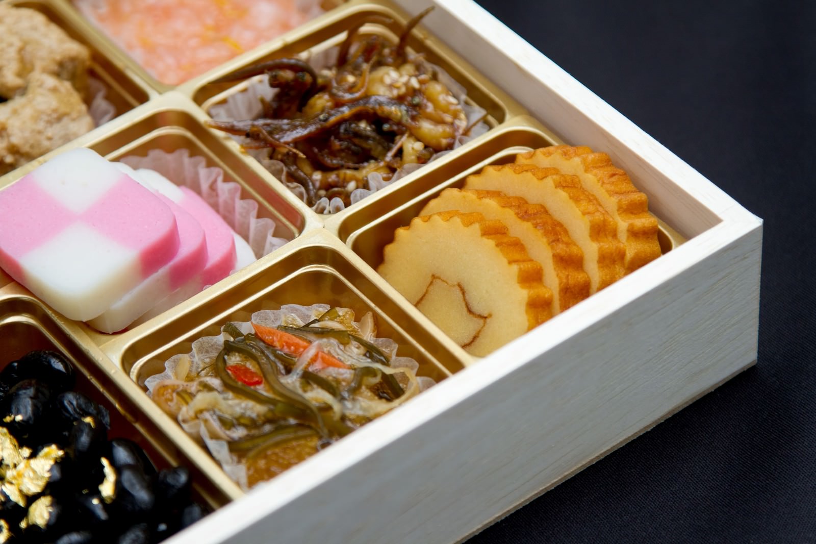 伊達巻と黒豆のおせち料理
