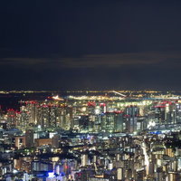 ビルの明かりが地平線まで続く品川方面の高層夜景の写真