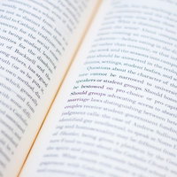 開かれた洋書の見開きページに並ぶ英語のテキストの写真