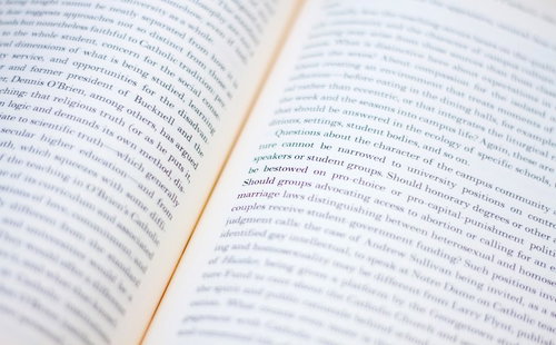 開かれた洋書の見開きページに並ぶ英語のテキスト