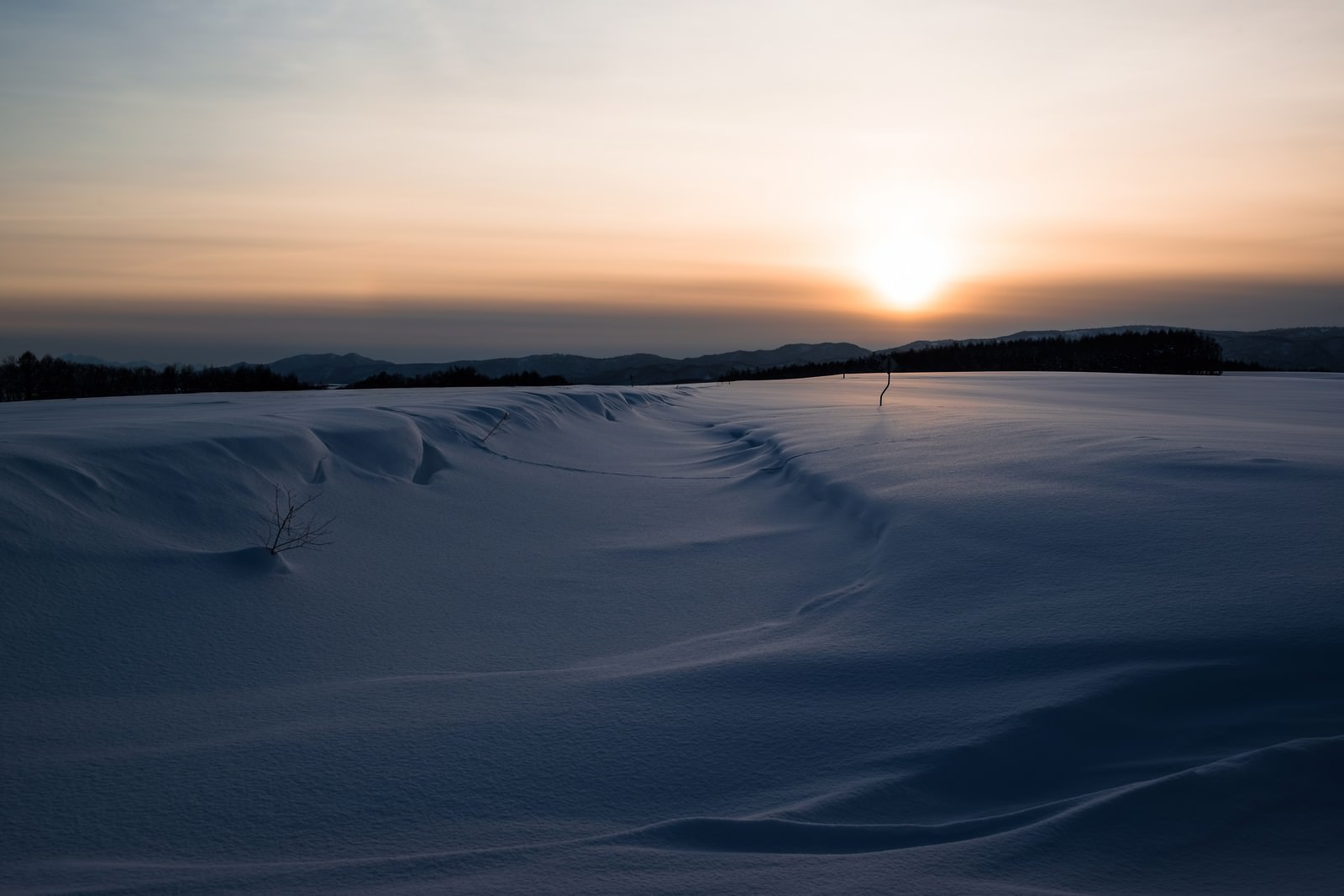 夕焼けの空と広がる白い雪原