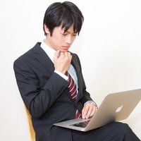 MBAで作業をするビジネスマンの写真