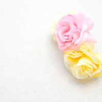 赤と白の2色の造花がくっきり並ぶフラワーアレンジメントの写真