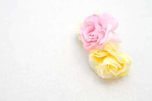 赤と白の2色の造花がくっきり並ぶフラワーアレンジメント