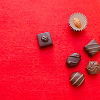 テーブルの上にバラバラに散らばった各種チョコレートの写真