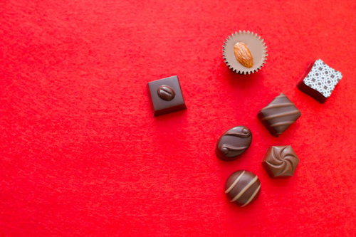 テーブルの上にバラバラに散らばった各種チョコレート