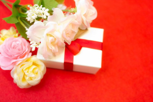 リボンが結ばれたプレゼントボックスとお祝いの飾りつけ