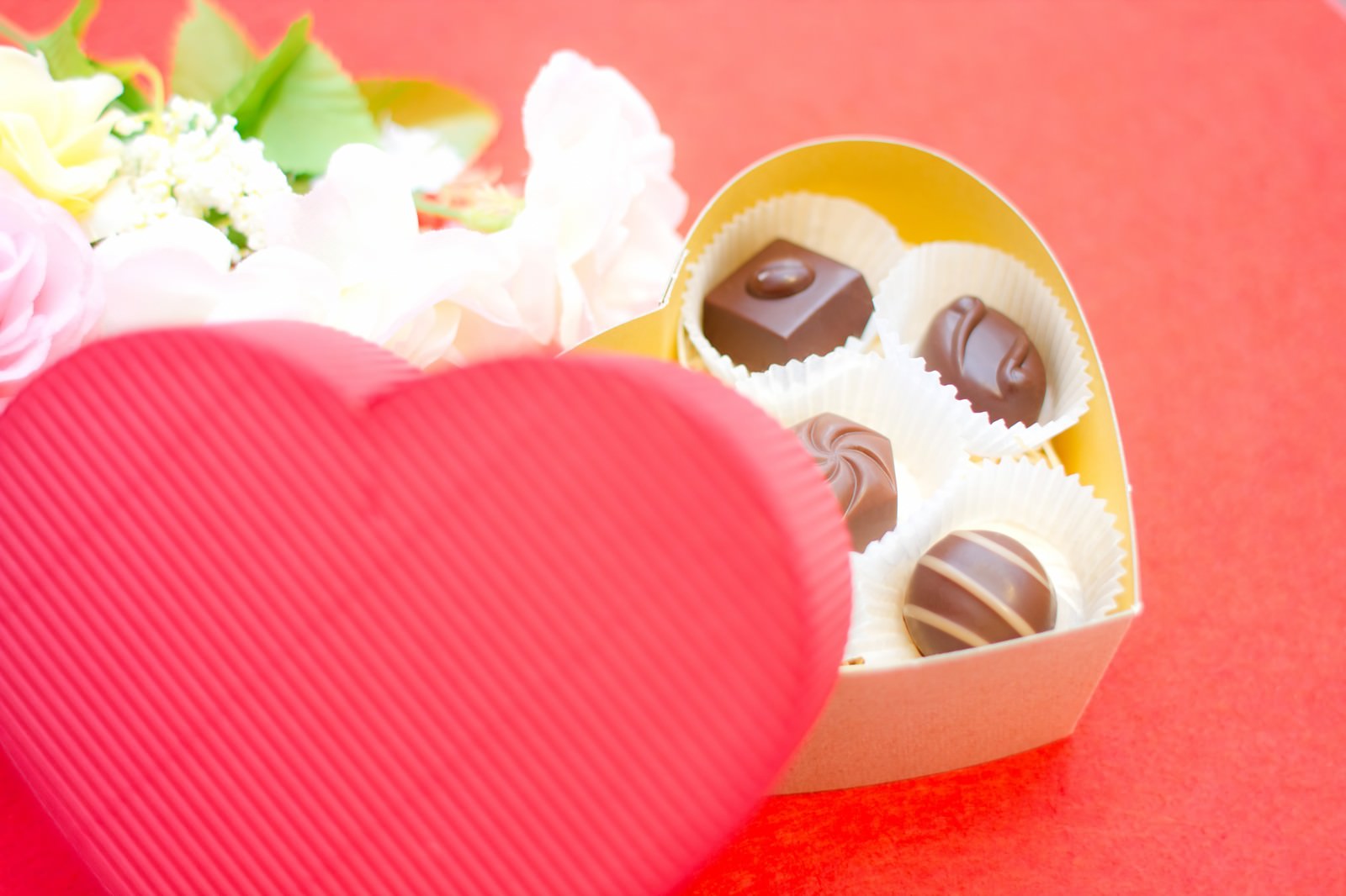 ハート型の赤い箱のチョコレート