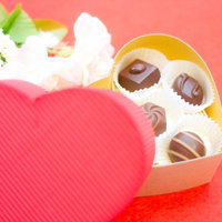 ハート型の赤い箱を開けるとチョコレートが並ぶバレンタインギフトの写真