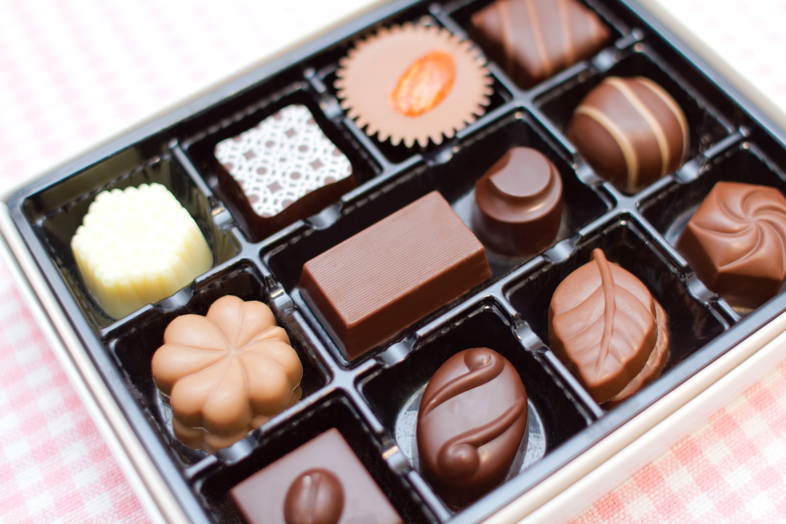 色とりどりの小さなチョコ詰め合わせ