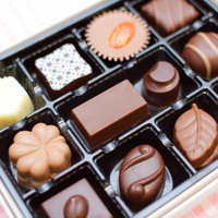 小さなチョコレートが色とりどりに詰められた詰め合わせの箱の写真