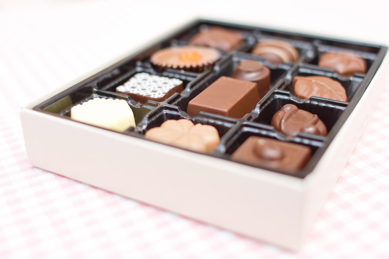 赤いリボンの箱のバレンタインチョコ