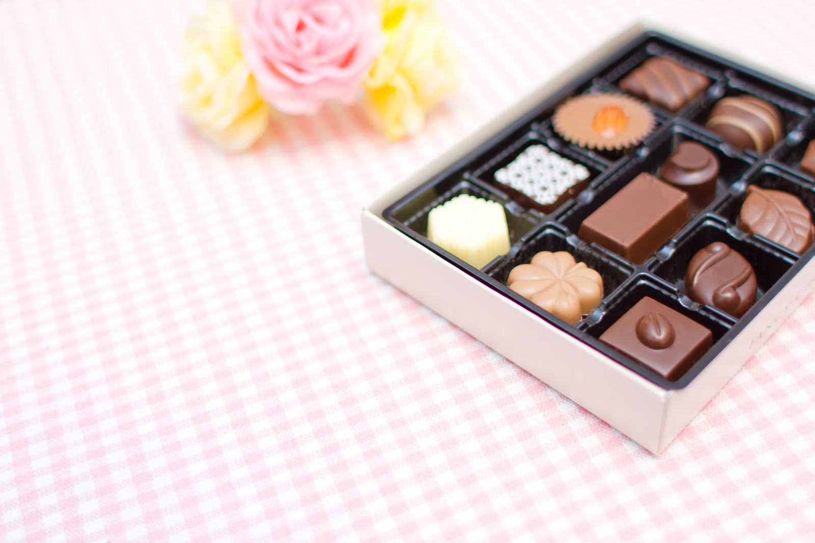 花が添えられたバレンタインチョコ