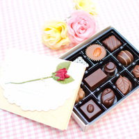 ハート型のチョコレートと封筒の恋文が並ぶバレンタイン風景の写真