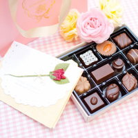 ハート型のチョコレートと手紙が添えられたバレンタインのギフトの写真