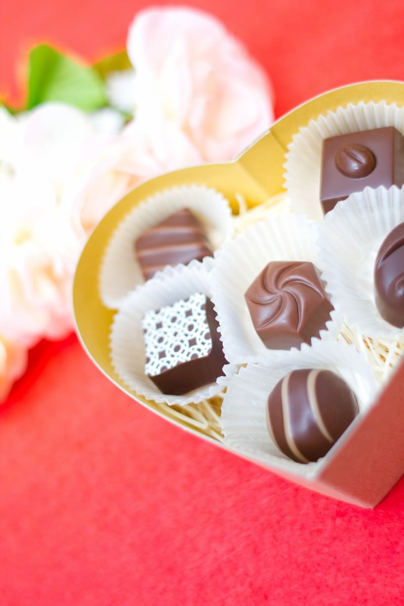 チョコが詰まったハート型の赤い箱