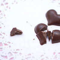 真ん中から割られたハート型のチョコレートの破片の写真