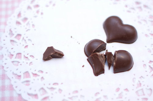 真ん中から割られたハート型のチョコレートの破片