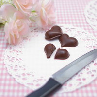 ハート型のチョコレートをナイフで真っ二つに切る瞬間の写真