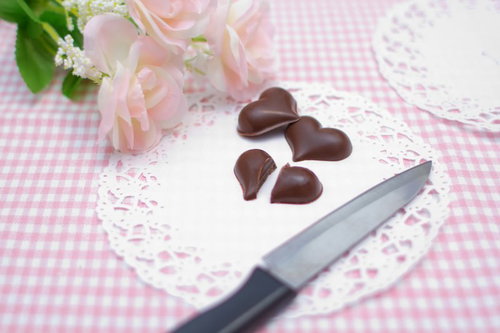 ハート型のチョコレートをナイフで真っ二つに切る瞬間