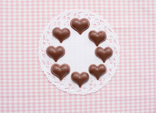 ハート型のチョコレートを丸く円形にアレンジした飾り付け