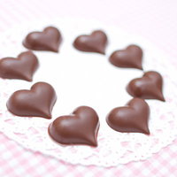 凸凹した表面の手作り感あるハート型チョコレートの写真